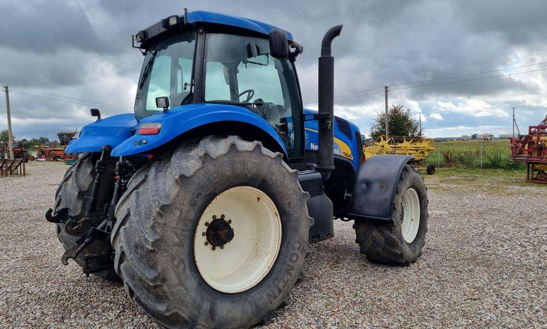 New Holland T8040 - Tractor: foto 4 New Holland T8040 - Tractor: foto 4