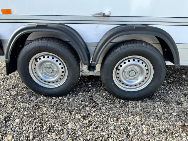 Cheval Liberte Debon Roadster 500 Sandwich Verkaufsklappe 2600 kg, 100 km/h, 320x167x200cm - Remolque caja cerrada: foto 4 Cheval Liberte Debon Roadster 500 Sandwich Verkaufsklappe 2600 kg, 100 km/h, 320x167x200cm - Remolque caja cerrada: foto 4