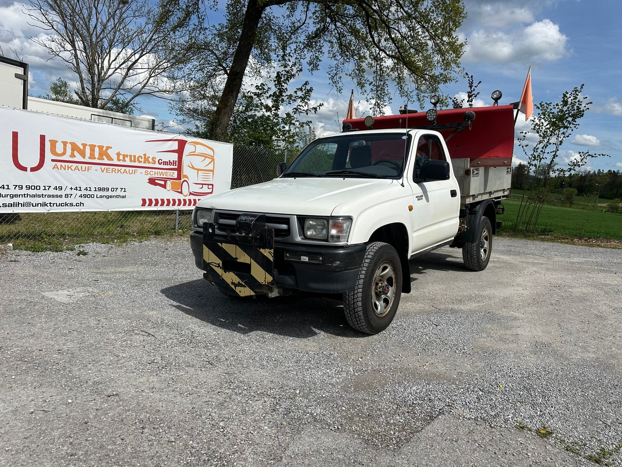 TOYOTA Hilux 4WD 4x4 Winterdienst Kipper - Furgoneta basculante: foto 1 TOYOTA Hilux 4WD 4x4 Winterdienst Kipper - Furgoneta basculante: foto 1