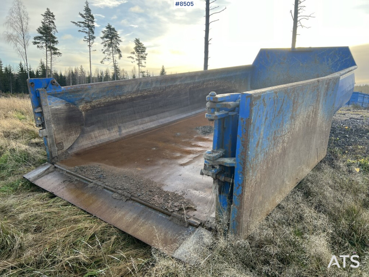 Hook Truck Volvo FH 12 6x4 Tridem with gravel flatbed(VIDEO) - Camión multibasculante: foto 5 Hook Truck Volvo FH 12 6x4 Tridem with gravel flatbed(VIDEO) - Camión multibasculante: foto 5