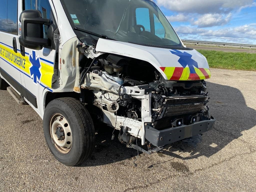 Ambulancia Fiat LES DAUPHINS/DUCATO TORINO 2.3M-Jet 160 endommagée: foto 8 Ambulancia Fiat LES DAUPHINS/DUCATO TORINO 2.3M-Jet 160 endommagée: foto 8