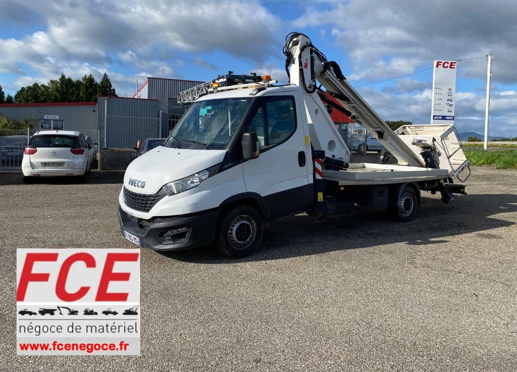 Iveco DAILY 35-140S / 2.3 Multijet 136-OIL&STEEL - Camión con plataforma elevadora: foto 1 Iveco DAILY 35-140S / 2.3 Multijet 136-OIL&STEEL - Camión con plataforma elevadora: foto 1