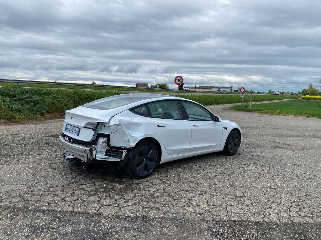 Tesla MODEL 3 5YJ3 - Rwd-Carte Grise Française endommagé - Coche: foto 4 Tesla MODEL 3 5YJ3 - Rwd-Carte Grise Française endommagé - Coche: foto 4