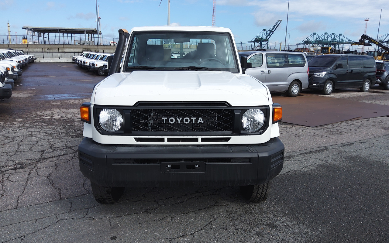 Toyota Land cruiser 79 hzj 79 single cab 4.2L Diesel Manual FACELIFT DIFF LOCK+FREEWHEEL HUB - Pick-up: foto 4 Toyota Land cruiser 79 hzj 79 single cab 4.2L Diesel Manual FACELIFT DIFF LOCK+FREEWHEEL HUB - Pick-up: foto 4