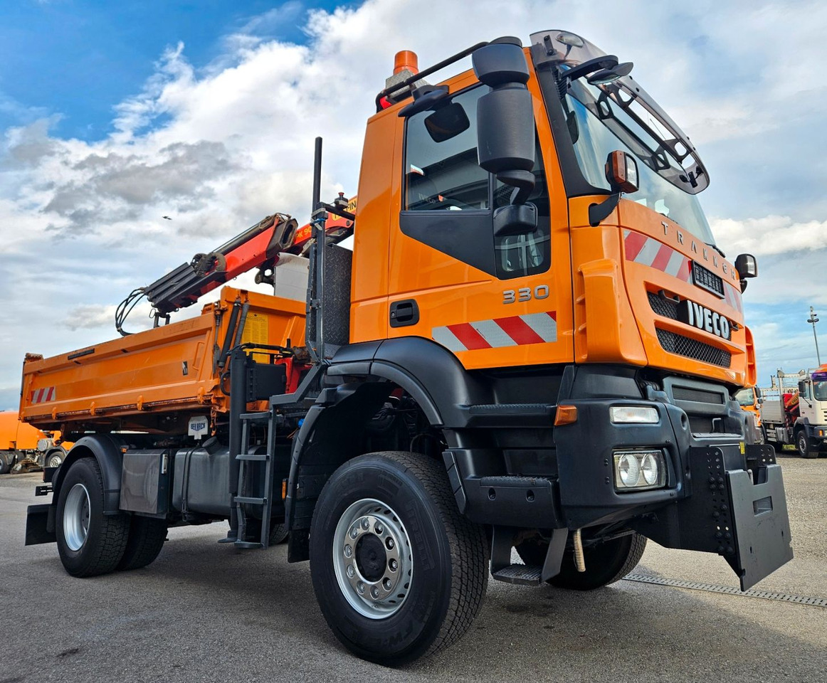 Iveco Trakker 190T33 4x4 Euro5 Kran Palfinger Funk - Camión volquete, Camión grúa: foto 1 Iveco Trakker 190T33 4x4 Euro5 Kran Palfinger Funk - Camión volquete, Camión grúa: foto 1