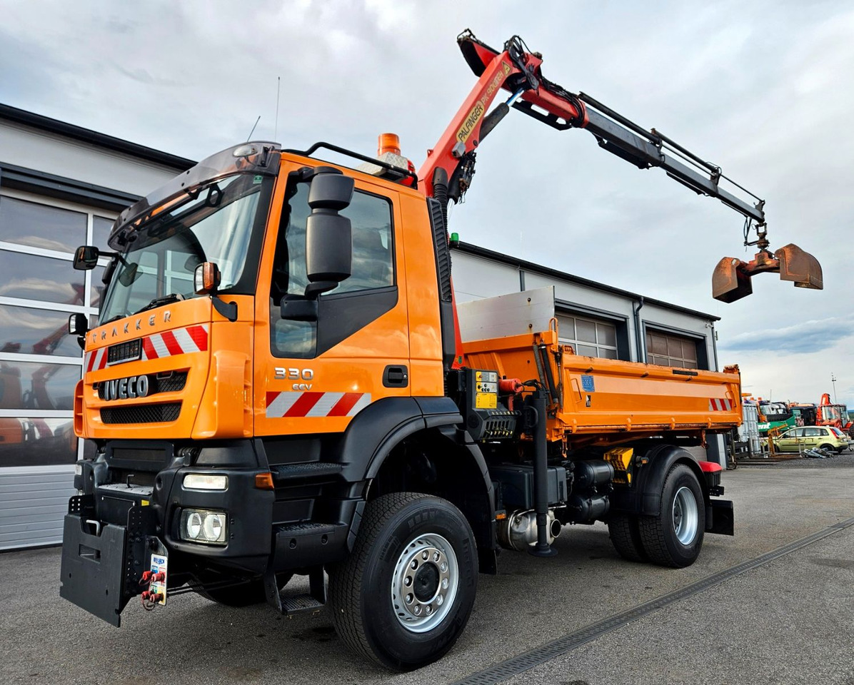 Iveco Trakker 190T33 4x4 Euro5 Kran Palfinger Funk - Camión volquete, Camión grúa: foto 1 Iveco Trakker 190T33 4x4 Euro5 Kran Palfinger Funk - Camión volquete, Camión grúa: foto 1