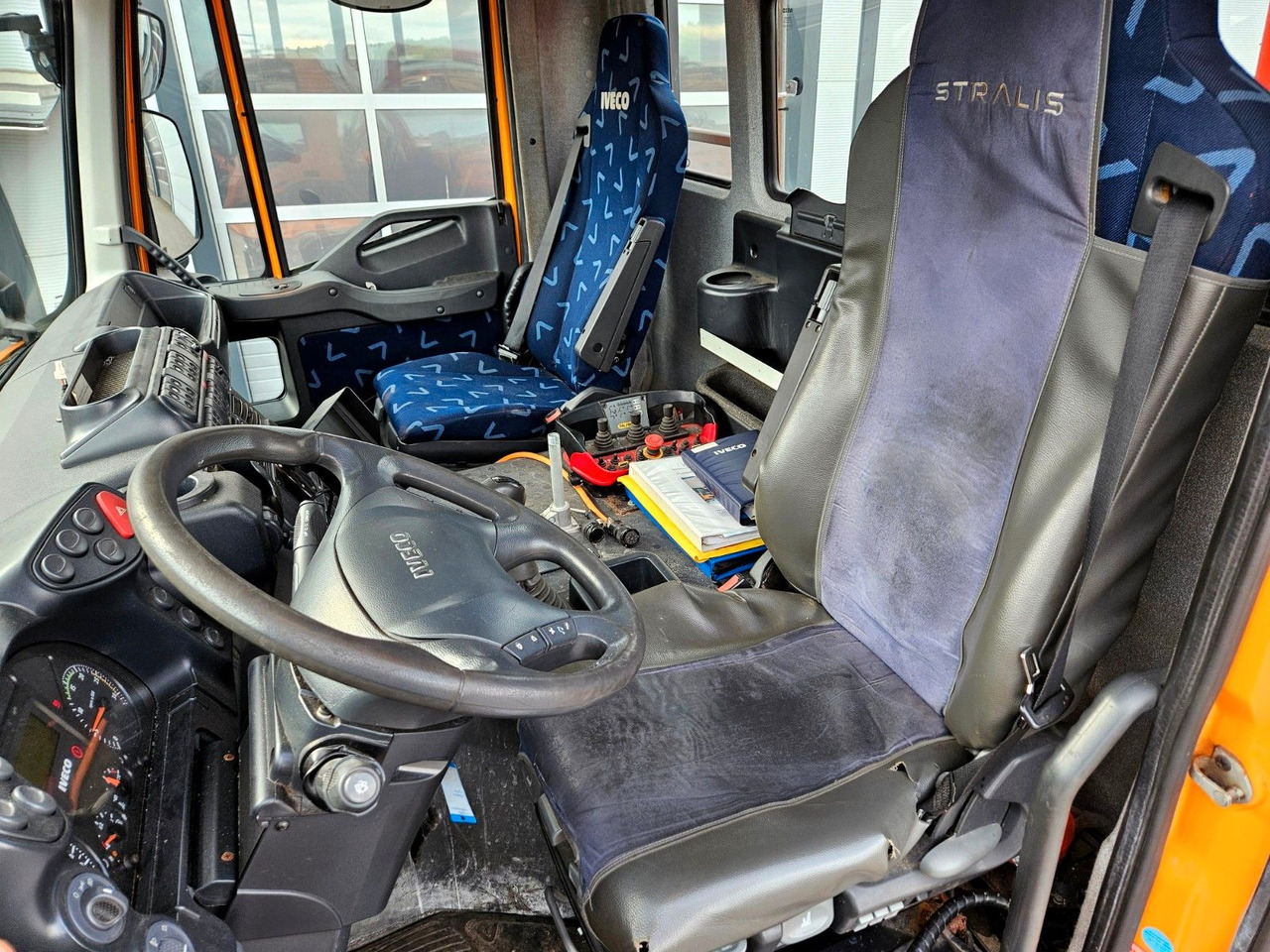 Camión volquete, Camión grúa Iveco Trakker 190T33 4x4 Euro5 Kran Palfinger Funk: foto 16