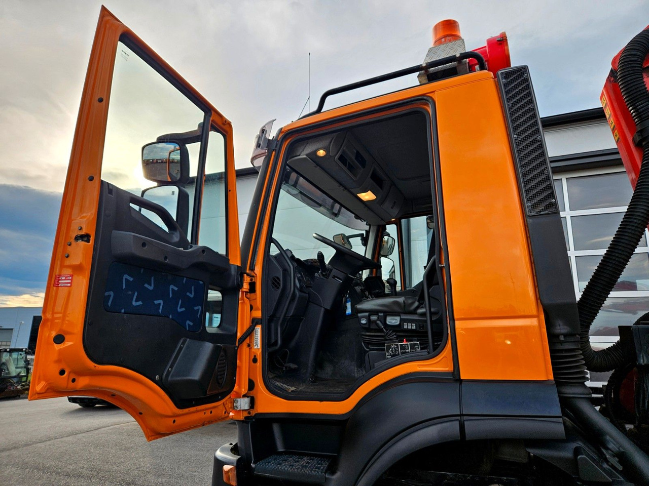 Camión volquete, Camión grúa Iveco Trakker 190T33 4x4 Euro5 Kran Palfinger Funk: foto 15