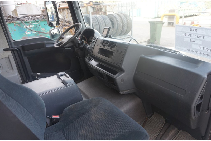 MAN F99L10 TGM 6 CYL81.60000-7786 - Cabina e interior para Camión: foto 5 MAN F99L10 TGM 6 CYL81.60000-7786 - Cabina e interior para Camión: foto 5