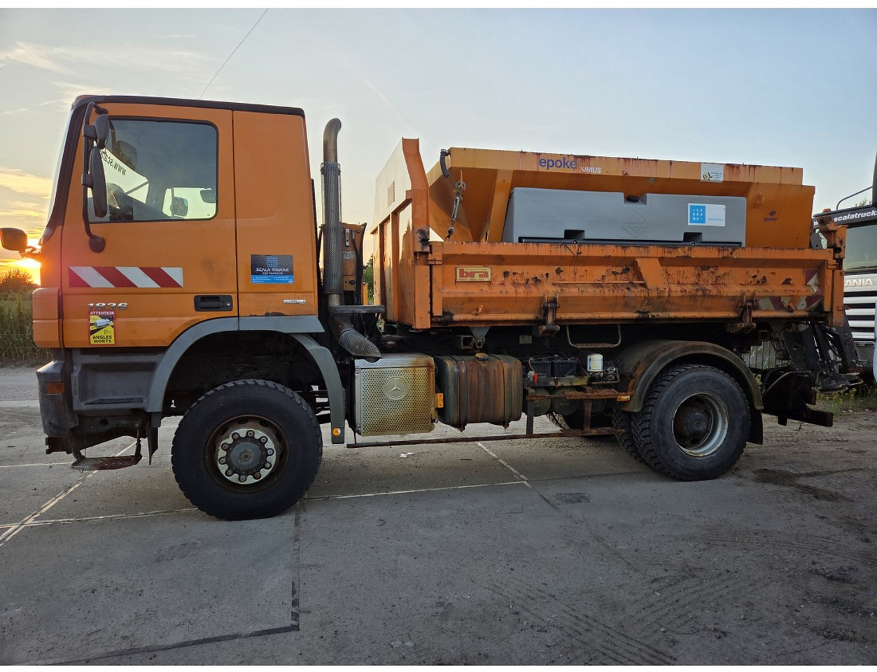 MERCEDES ACTROS 1836 4X4 TIPPER possible to buy with salt spreader - Camión volquete: foto 3 MERCEDES ACTROS 1836 4X4 TIPPER possible to buy with salt spreader - Camión volquete: foto 3