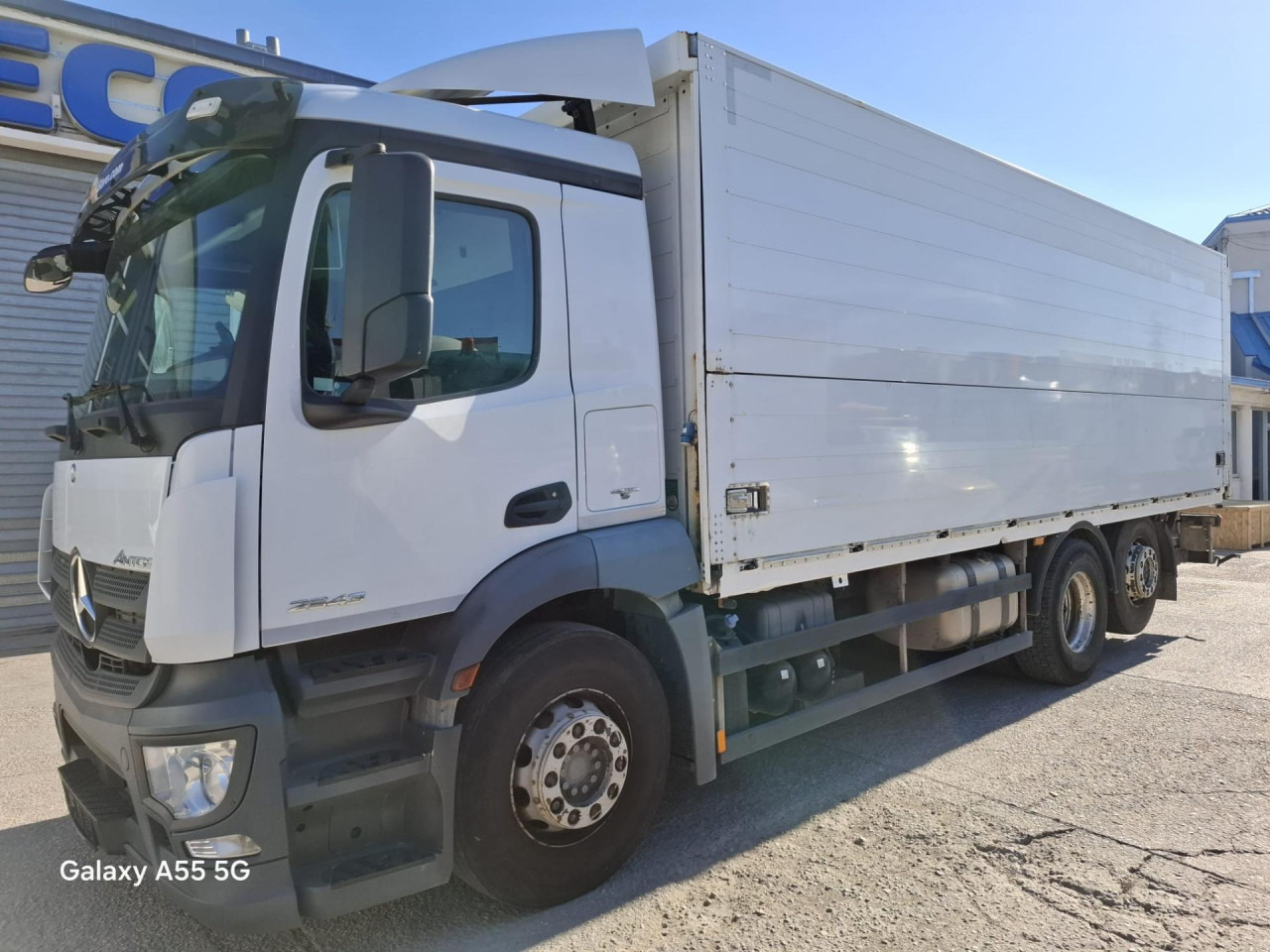 MERCEDES-BENZ Antos 2543L - Camión caja cerrada: foto 1 MERCEDES-BENZ Antos 2543L - Camión caja cerrada: foto 1