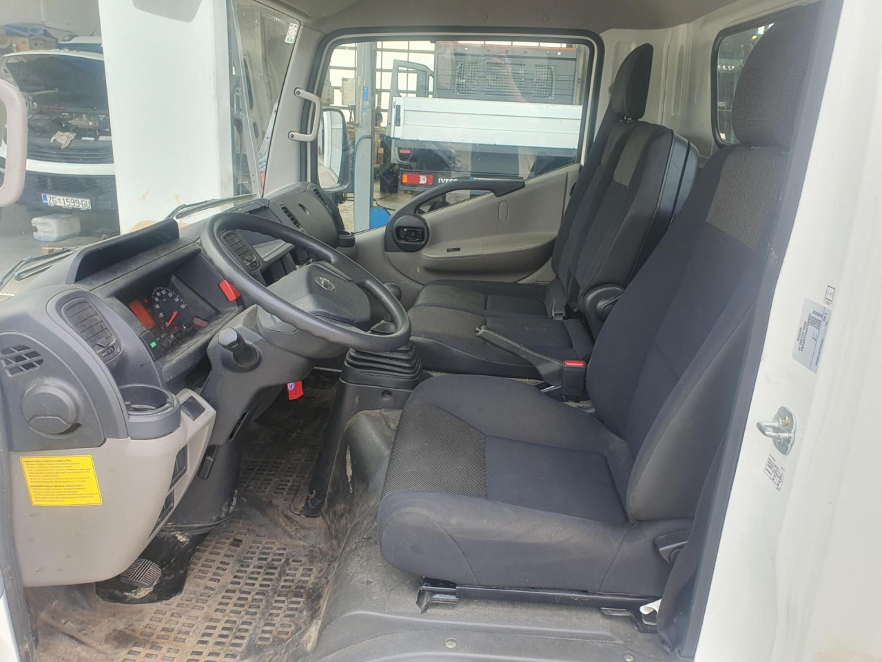 Camión con plataforma elevadora NISSAN Cabstar NT400: foto 6