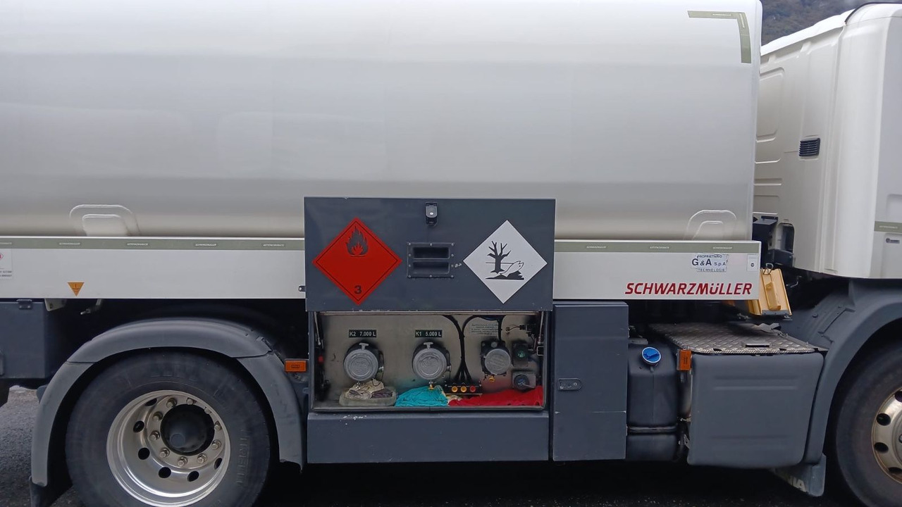 Scania P450 LB 4x2, ADR, Schwarzmueller Anhaenger Fuel - Camión cisterna: foto 4 Scania P450 LB 4x2, ADR, Schwarzmueller Anhaenger Fuel - Camión cisterna: foto 4