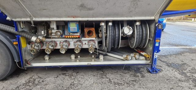 Schwarzmüller Schwingenschlögel,ADR,Diesel/Benzin, 5 Kammern Schwarzmüller Schwingenschlögel,ADR,Diesel/Benzin, 5 Kammern - Semirremolque cisterna: foto 5 Schwarzmüller Schwingenschlögel,ADR,Diesel/Benzin, 5 Kammern Schwarzmüller Schwingenschlögel,ADR,Diesel/Benzin, 5 Kammern - Semirremolque cisterna: foto 5