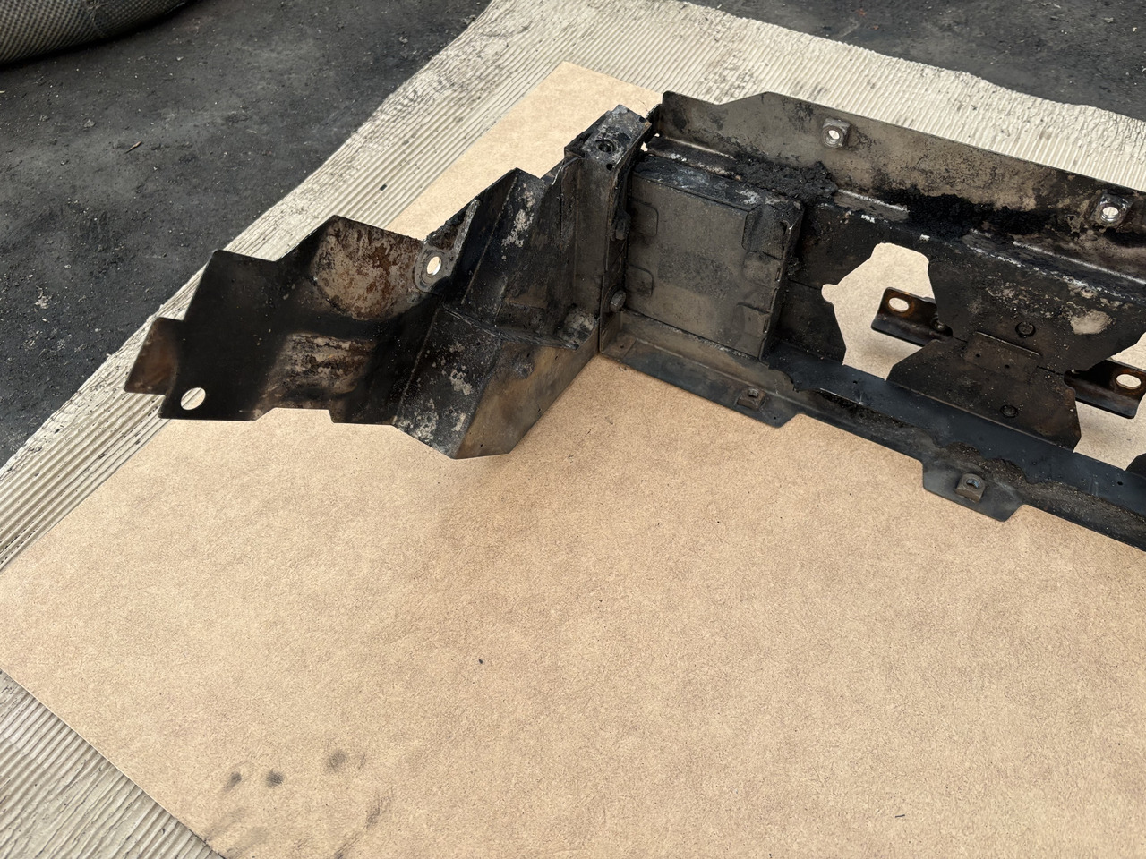 Claas Lexion 780 Ściana Tylna Obudowa Osłona Silnika 00 0781 204 0 00 7812040 - Motor y piezas para Maquinaria agrícola: foto 4 Claas Lexion 780 Ściana Tylna Obudowa Osłona Silnika 00 0781 204 0 00 7812040 - Motor y piezas para Maquinaria agrícola: foto 4