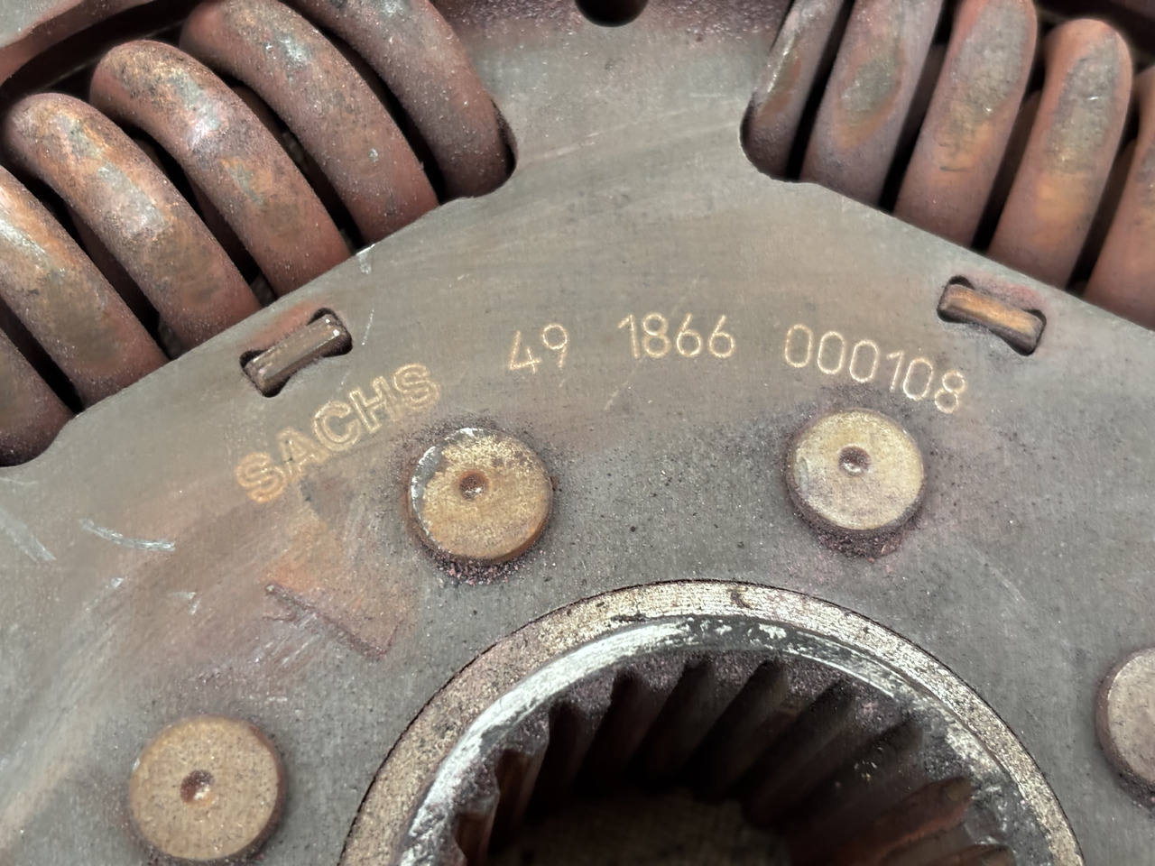 Claas Lexion 780 TŁUMIK DRGAŃ SKRĘTNYCH 0006647120 00 0664 712 0 - Motor y piezas para Cosechadora de granos: foto 3 Claas Lexion 780 TŁUMIK DRGAŃ SKRĘTNYCH 0006647120 00 0664 712 0 - Motor y piezas para Cosechadora de granos: foto 3