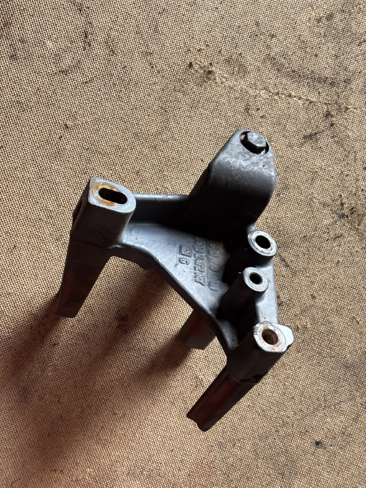 Deutz TD2011 D2011 D2011L04W Uchwyt Alternatora 04102472 04102472R - Alternador para Maquinaria agrícola: foto 1 Deutz TD2011 D2011 D2011L04W Uchwyt Alternatora 04102472 04102472R - Alternador para Maquinaria agrícola: foto 1