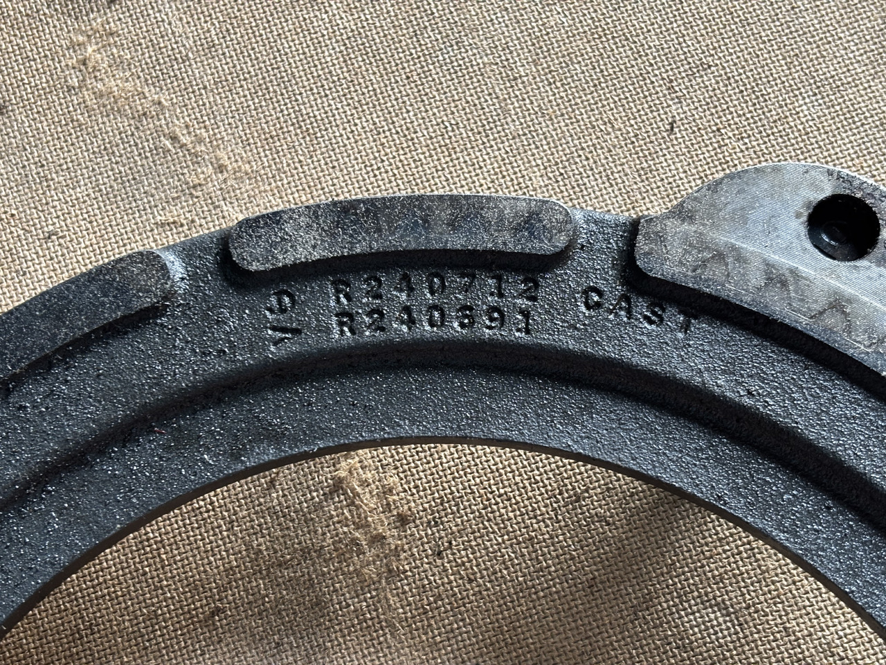 John Deere 6830 6930 7330 7425 Docisk Hamulca Płytka R240691 - Discos de freno para Maquinaria agrícola: foto 2 John Deere 6830 6930 7330 7425 Docisk Hamulca Płytka R240691 - Discos de freno para Maquinaria agrícola: foto 2