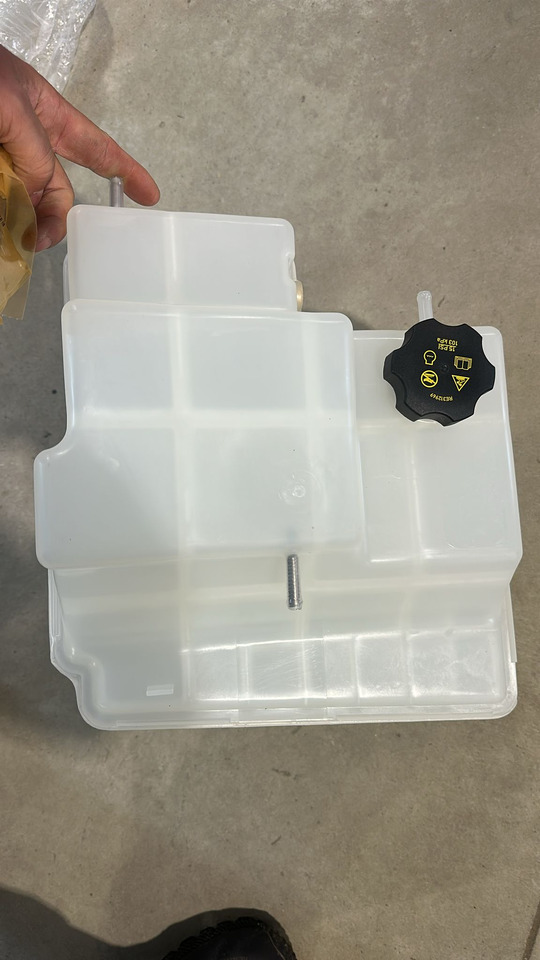 John Deere 7R 7210R 7270R 7230R 7250R 7310R Zbiornik chłodnicy Zbiornik Płynu RE579843 NOWY - Depósito de expansión para Maquinaria agrícola: foto 4 John Deere 7R 7210R 7270R 7230R 7250R 7310R Zbiornik chłodnicy Zbiornik Płynu RE579843 NOWY - Depósito de expansión para Maquinaria agrícola: foto 4