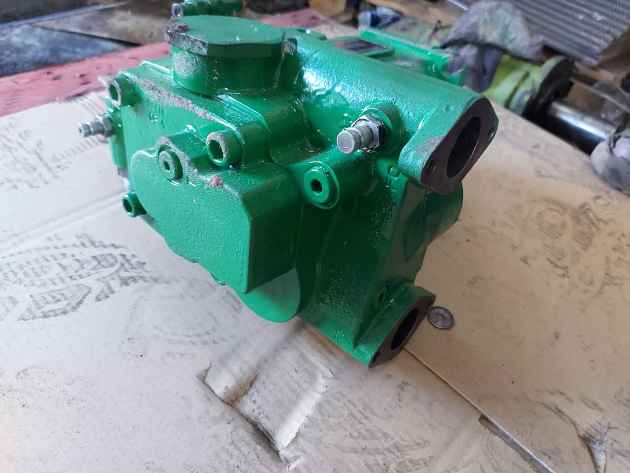 John Deere 8345r - Pompa Hydrauliki RE587646 - Bomba hidráulica para Maquinaria agrícola: foto 2 John Deere 8345r - Pompa Hydrauliki RE587646 - Bomba hidráulica para Maquinaria agrícola: foto 2