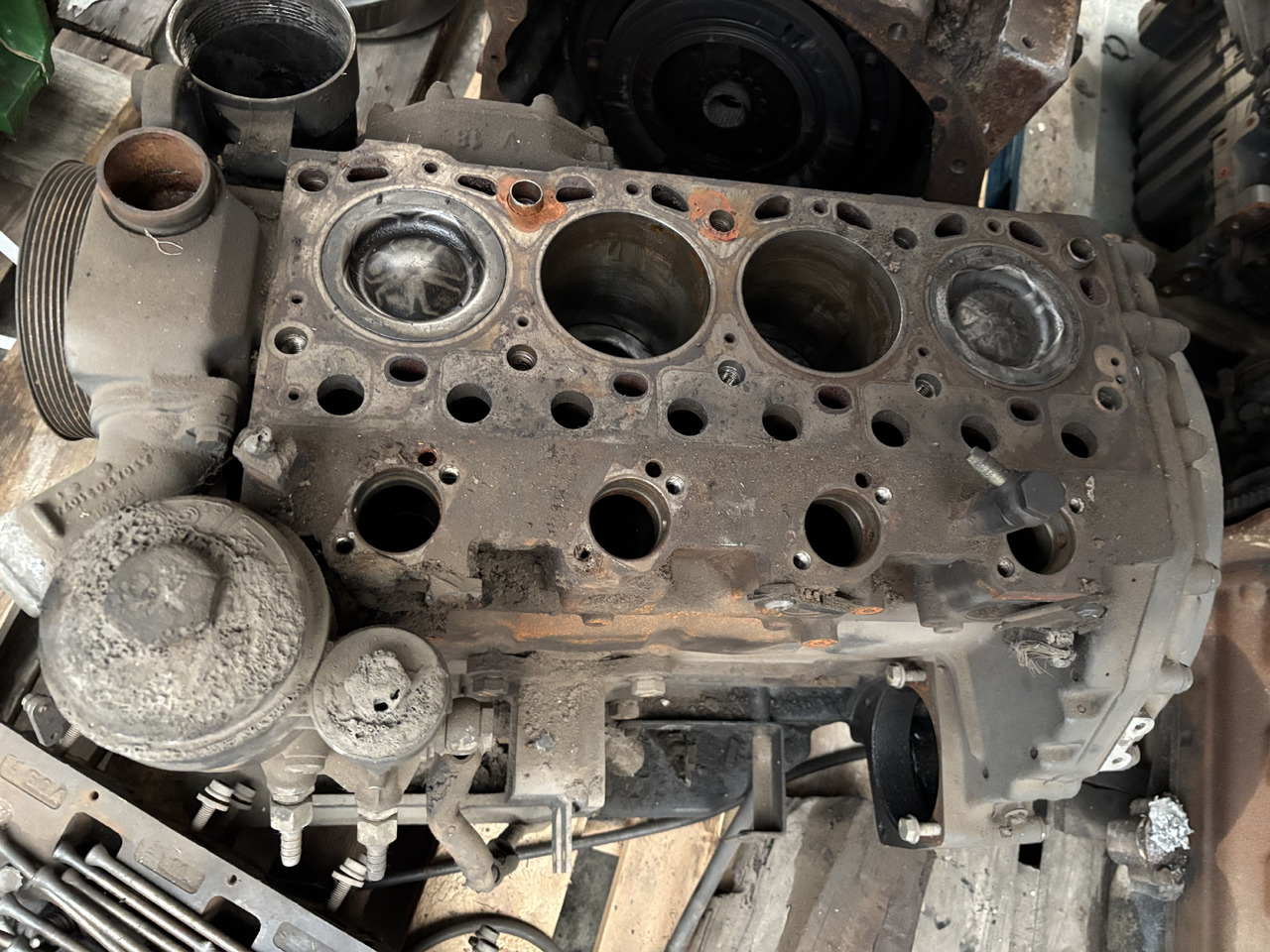 Mercedes - Benz OM904 Silnik CZĘŚCI 9042011001 - Motor y piezas para Camión: foto 2 Mercedes - Benz OM904 Silnik CZĘŚCI 9042011001 - Motor y piezas para Camión: foto 2