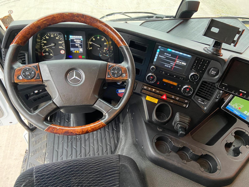 Foto del interior 1: Camión caja cerrada Mercedes-Benz Antos 1827 4x2 BOX L=7538 mm