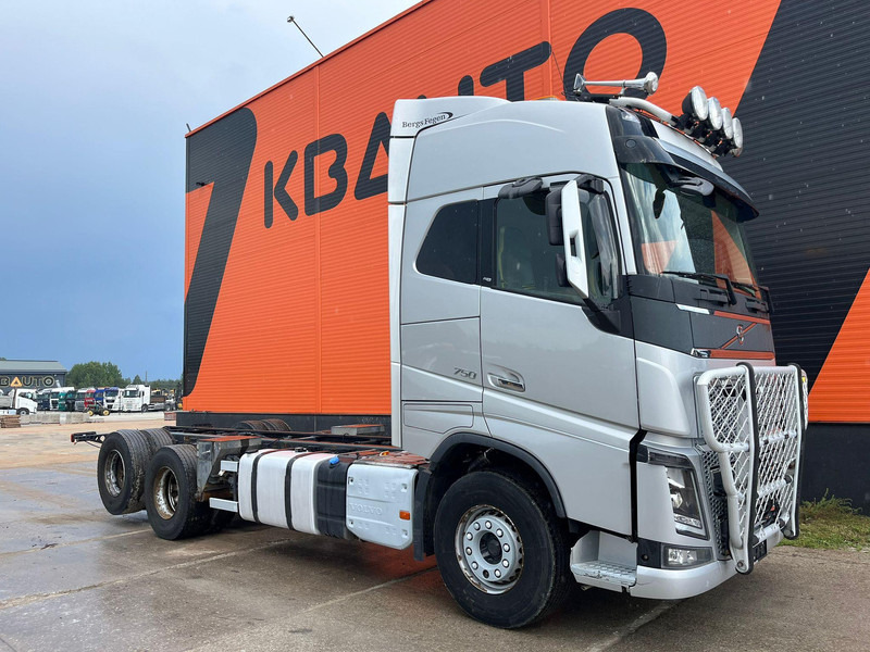 Volvo FH 750 6x4 CHASSIS L=6970 / RETARDER / PTO / TANDEM AXLE LIFT - Camión chasis: foto 3 Volvo FH 750 6x4 CHASSIS L=6970 / RETARDER / PTO / TANDEM AXLE LIFT - Camión chasis: foto 3