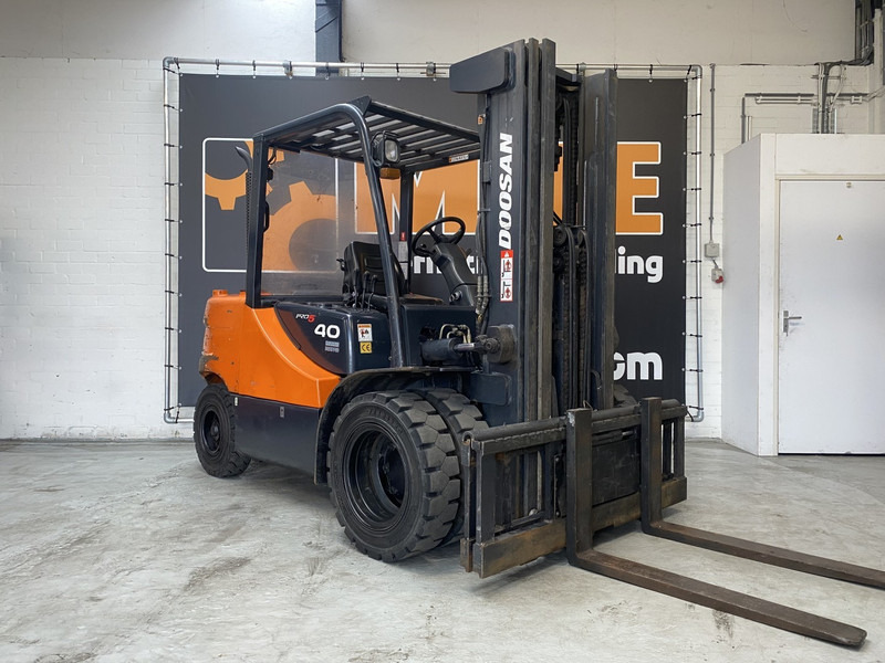Doosan D40SC-5 - Carretilla elevadora diésel: foto 1 Doosan D40SC-5 - Carretilla elevadora diésel: foto 1