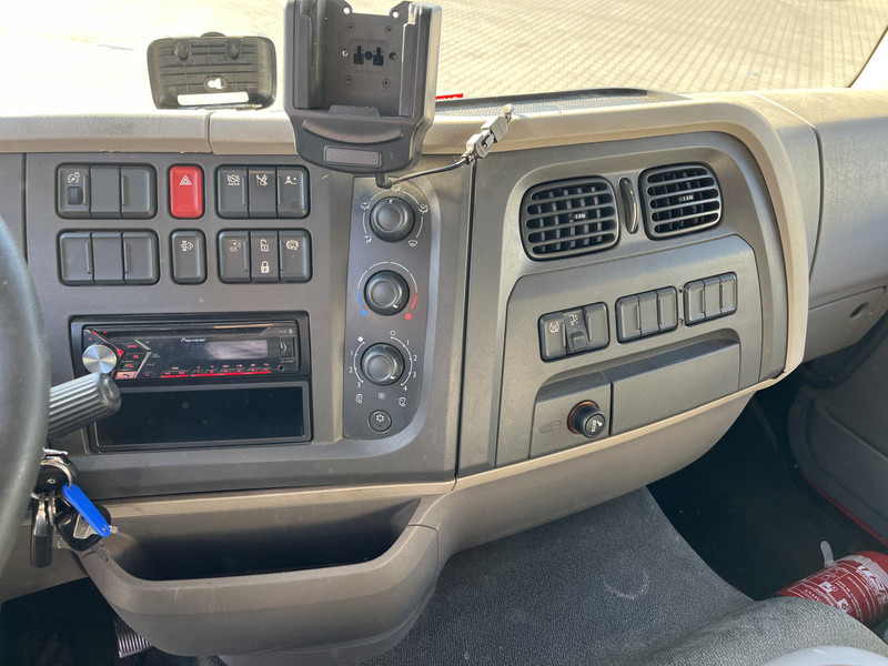 DAF LF 210 FA / 12 Ton / 394 dkm / Box / Loadlift / NL Truck - Camión caja cerrada: foto 5 DAF LF 210 FA / 12 Ton / 394 dkm / Box / Loadlift / NL Truck - Camión caja cerrada: foto 5