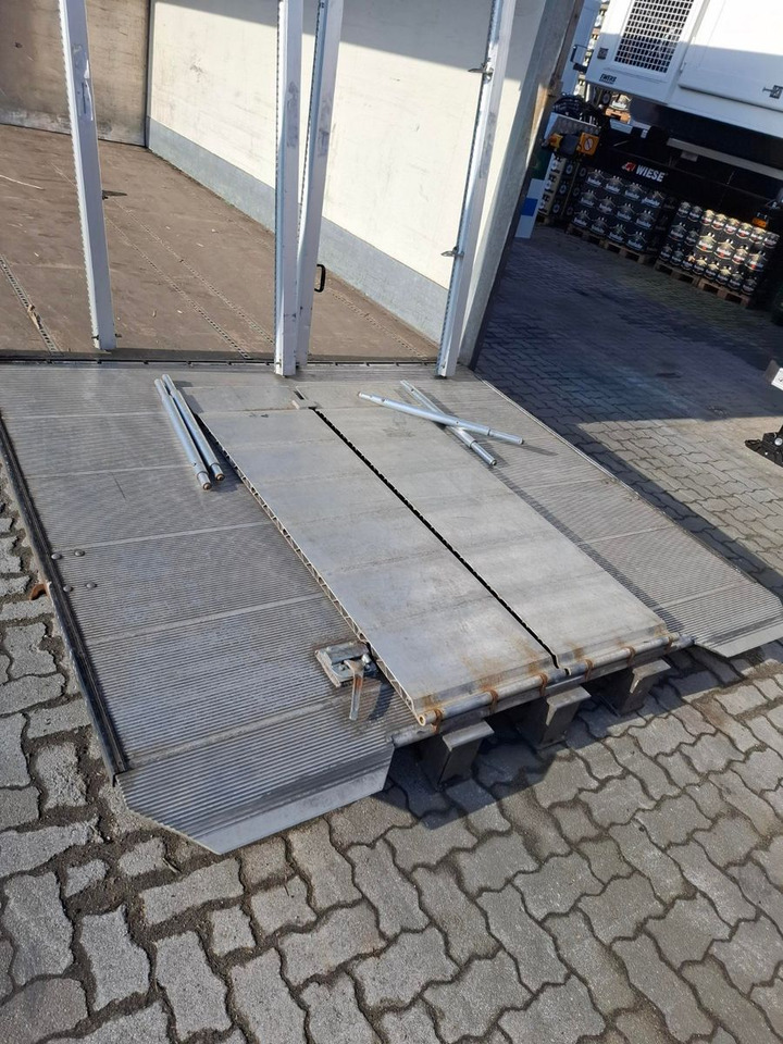 Getränke Abrollcontainer - Semirremolque portacontenedore/ Intercambiable: foto 5 Getränke Abrollcontainer - Semirremolque portacontenedore/ Intercambiable: foto 5