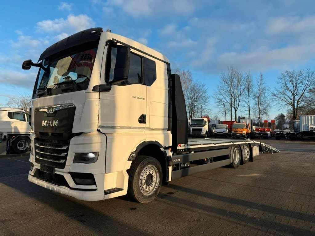MAN Baumaschinen- Arbeitsbühnentransporter Rampen - Camión caja abierta: foto 2 MAN Baumaschinen- Arbeitsbühnentransporter Rampen - Camión caja abierta: foto 2