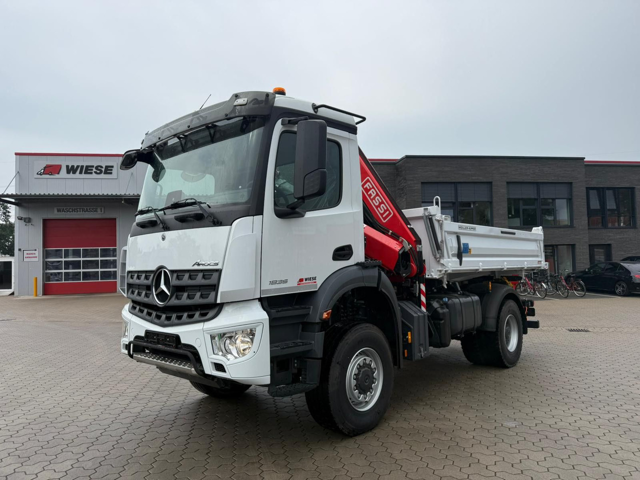Mercedes-Benz Arocs 1835 4x4 Allrad Fassi F135 Kran Kipper - Camión grúa: foto 1 Mercedes-Benz Arocs 1835 4x4 Allrad Fassi F135 Kran Kipper - Camión grúa: foto 1