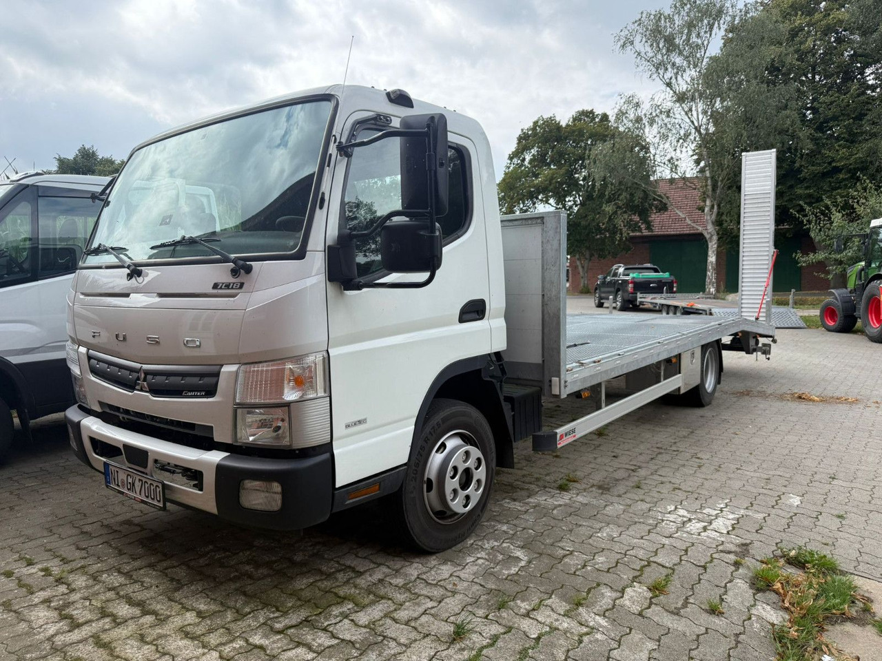Mitsubishi Fuso Canter 7C18 Arbeitsbühnentransporter - Grua de remolque autos: foto 1 Mitsubishi Fuso Canter 7C18 Arbeitsbühnentransporter - Grua de remolque autos: foto 1