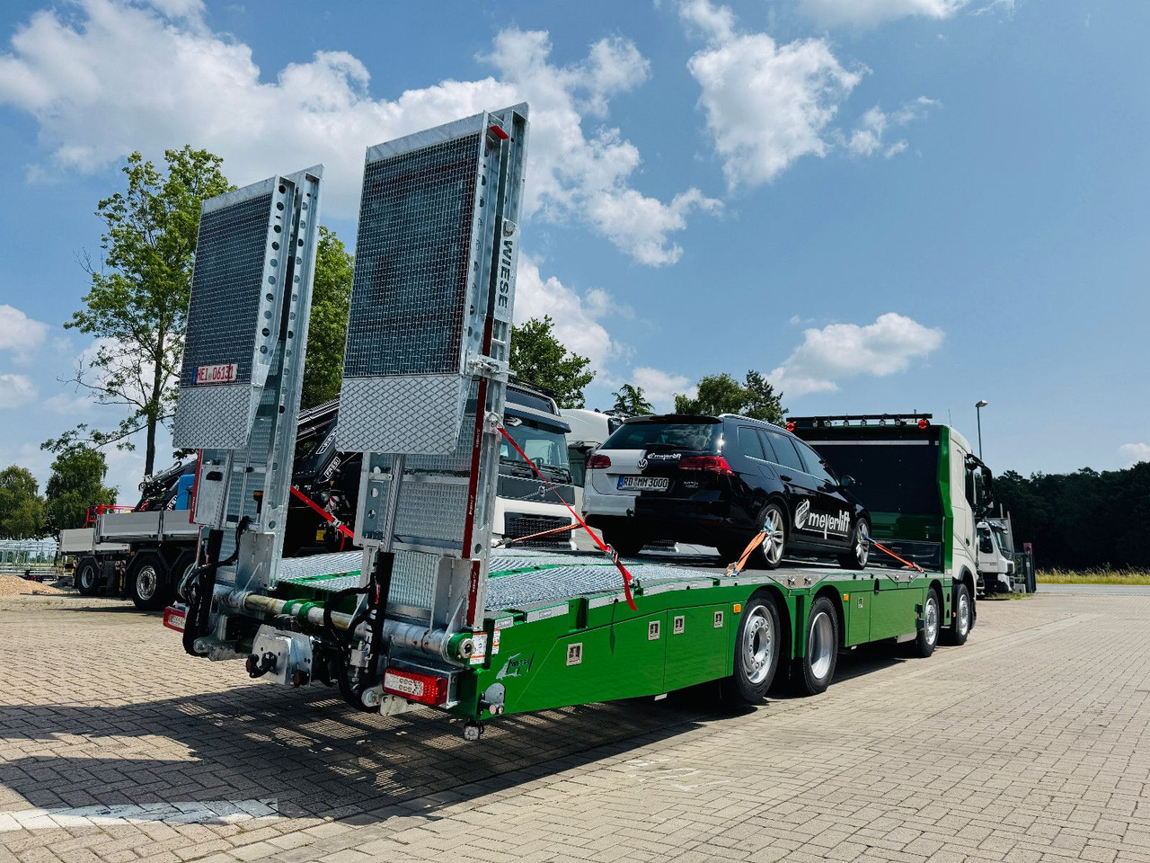 Volvo Arbeitsbühnen Baumaschinentransporter mit Rampen - Camión caja abierta: foto 4 Volvo Arbeitsbühnen Baumaschinentransporter mit Rampen - Camión caja abierta: foto 4