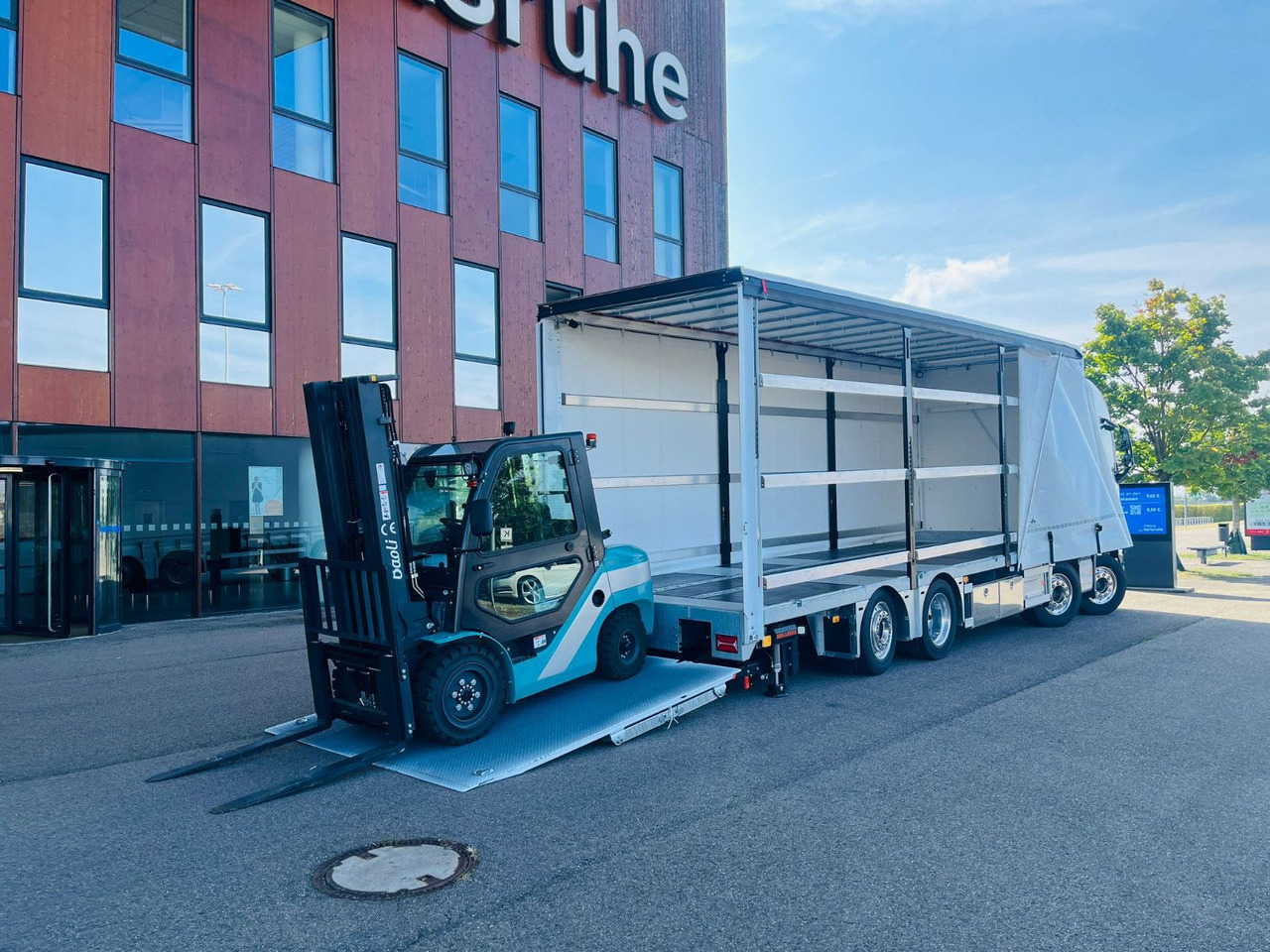 Volvo FH 500 8x2 Arbeitsbühnen Transporter LBW 9t - Camión lona: foto 1 Volvo FH 500 8x2 Arbeitsbühnen Transporter LBW 9t - Camión lona: foto 1
