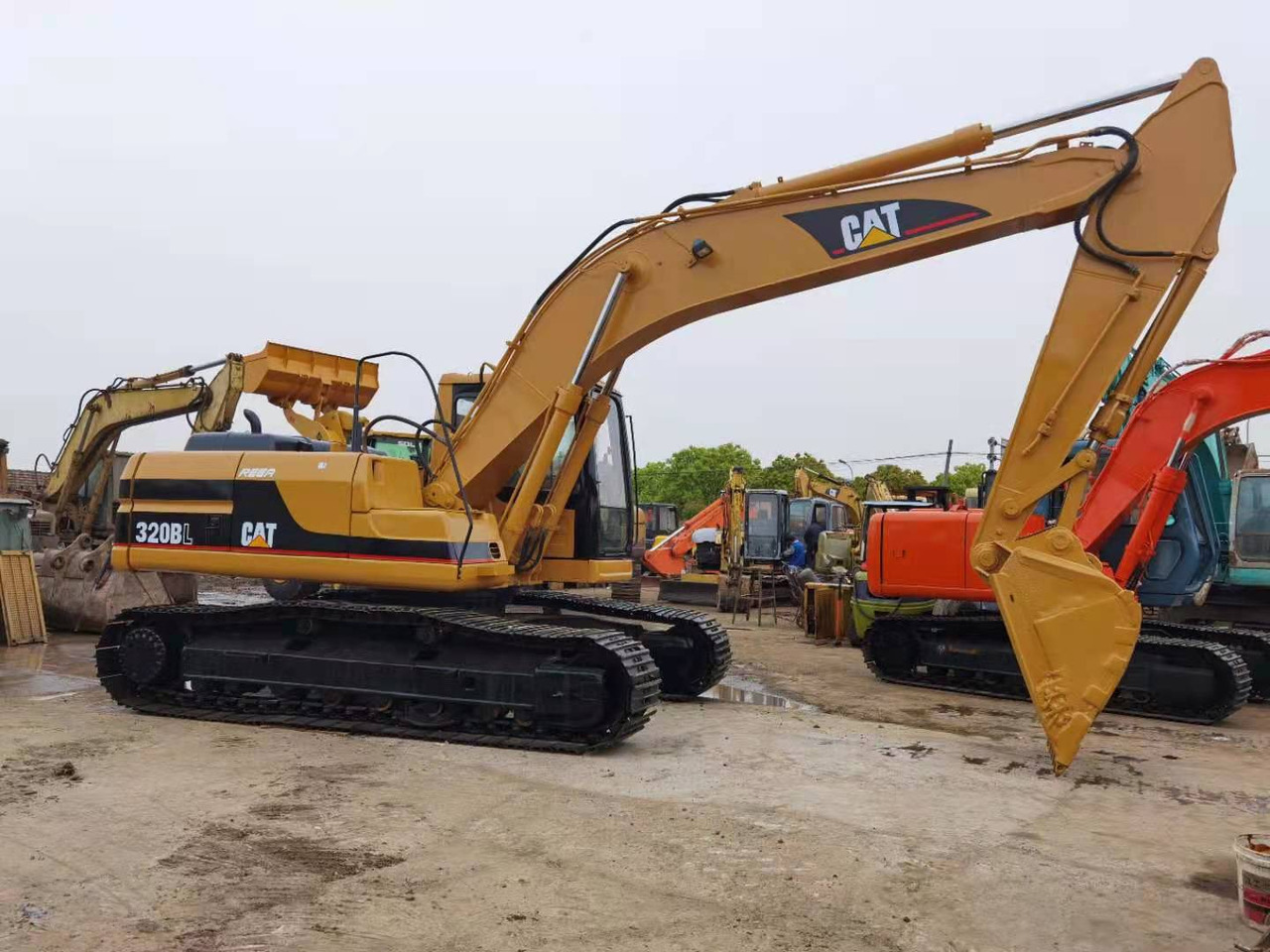 CATERPILLAR 320B - Excavadora de cadenas: foto 1 CATERPILLAR 320B - Excavadora de cadenas: foto 1