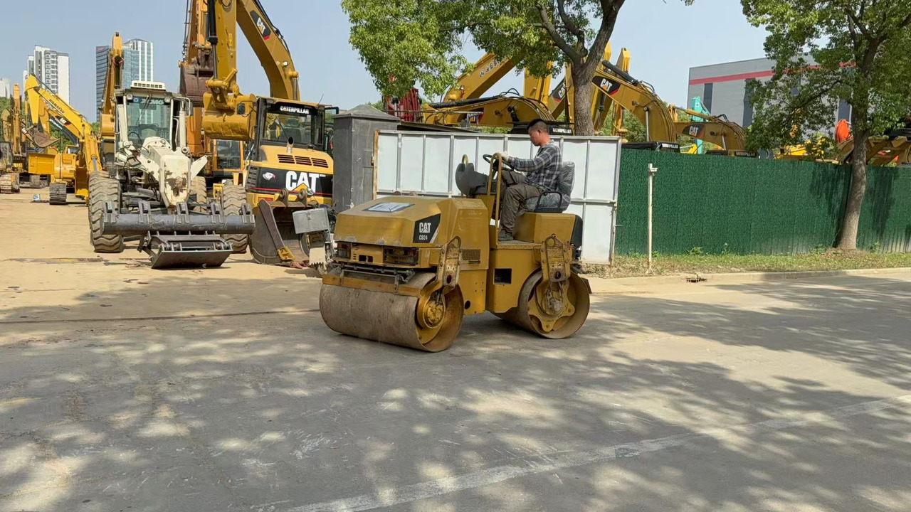 CATERPILLAR CB24B - Rodillo: foto 1 CATERPILLAR CB24B - Rodillo: foto 1