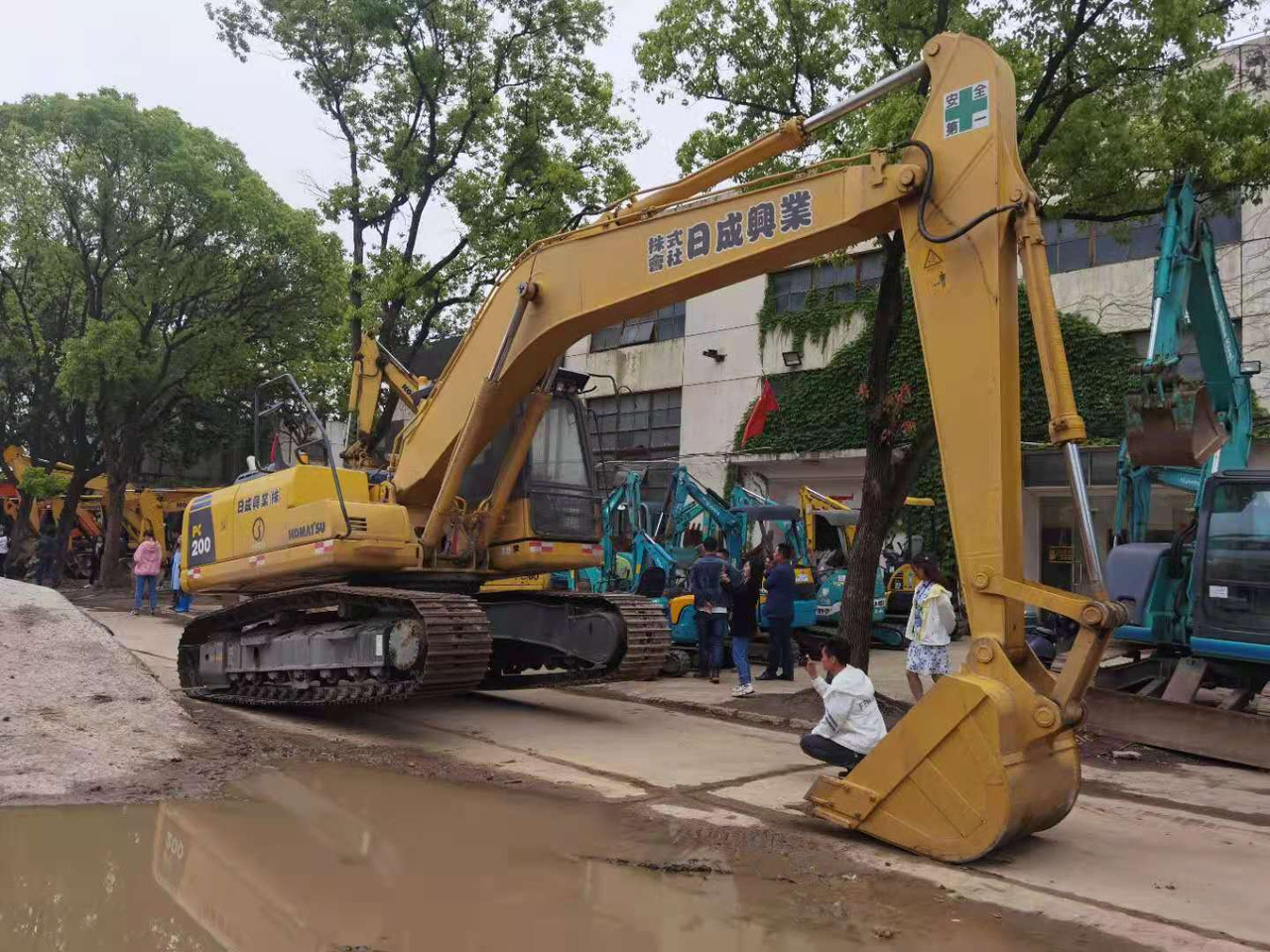KOMATSU PC200-8 - Excavadora de cadenas: foto 1 KOMATSU PC200-8 - Excavadora de cadenas: foto 1