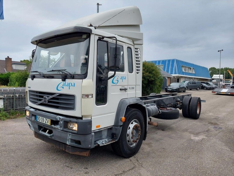 Volvo FL 250 MANUAL STEEL SUSPENSION - Camión chasis: foto 1 Volvo FL 250 MANUAL STEEL SUSPENSION - Camión chasis: foto 1