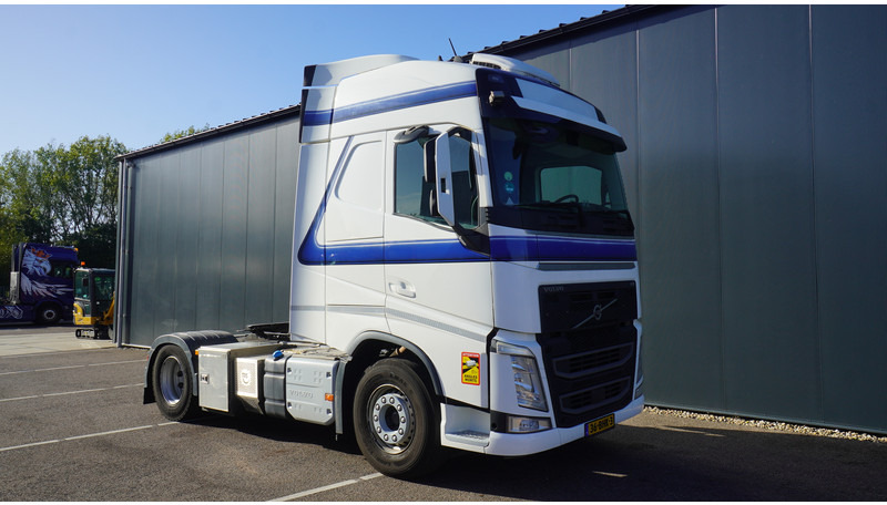 Volvo FH 420 EURO 6 GLOBETROTTER WITH TRS - Cabeza tractora: foto 4 Volvo FH 420 EURO 6 GLOBETROTTER WITH TRS - Cabeza tractora: foto 4