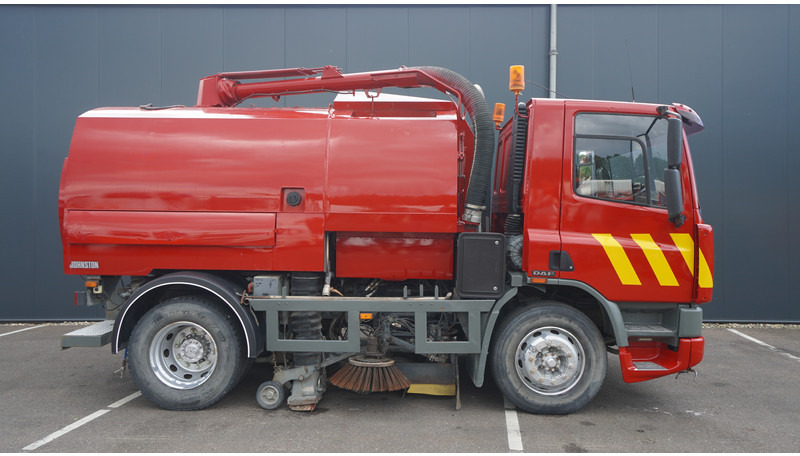 DAF 65.180 ATI STREET SWEPER RH DRIVE MANUAL GARBOX 96.000KM - Barredora vial: foto 2 DAF 65.180 ATI STREET SWEPER RH DRIVE MANUAL GARBOX 96.000KM - Barredora vial: foto 2