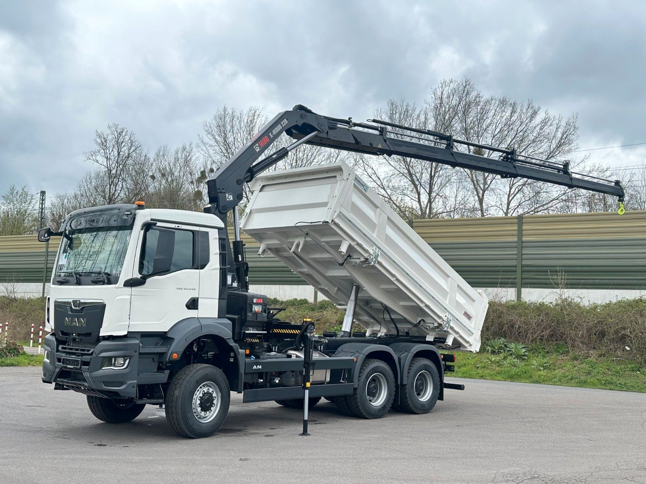 MAN TGS 33.440 6x6 /3-Seiten- Kipper / HIAB 228-4 - Camión volquete, Camión grúa: foto 1 MAN TGS 33.440 6x6 /3-Seiten- Kipper / HIAB 228-4 - Camión volquete, Camión grúa: foto 1
