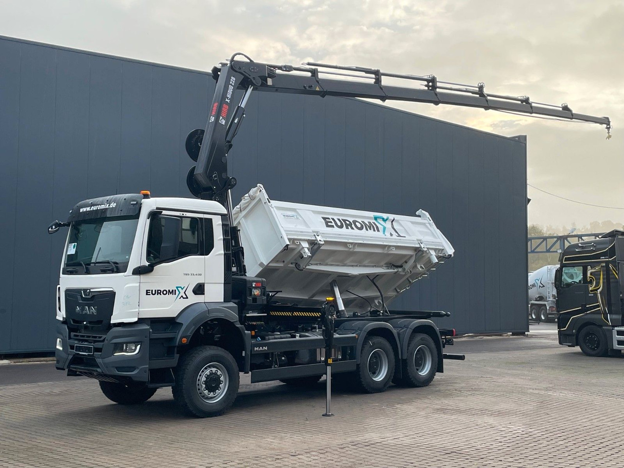 MAN TGS 33.440 6x6 /3-Seiten- Kipper / HIAB 228-6 - Camión volquete, Camión grúa: foto 1 MAN TGS 33.440 6x6 /3-Seiten- Kipper / HIAB 228-6 - Camión volquete, Camión grúa: foto 1