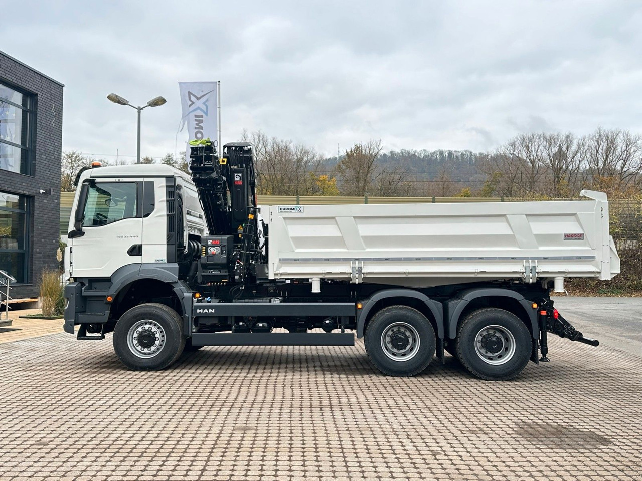 MAN TGS 33.440 6x6 /3-Seiten- Kipper / Kran HIAB 302 - Camión volquete, Camión grúa: foto 2 MAN TGS 33.440 6x6 /3-Seiten- Kipper / Kran HIAB 302 - Camión volquete, Camión grúa: foto 2
