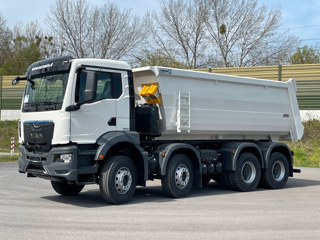 MAN TGS 41.400 8x4 / EUROMIX MTP 20m³/ EURO2 Kipper - Camión portacontenedor de cadenas: foto 3 MAN TGS 41.400 8x4 / EUROMIX MTP 20m³/ EURO2 Kipper - Camión portacontenedor de cadenas: foto 3