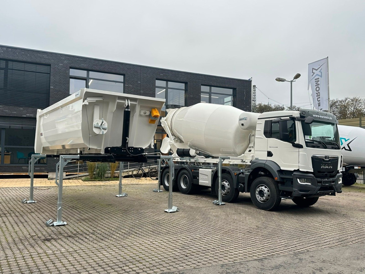 MAN TGS 41.480 8x4 WECHSELSYSTEM KIPPER+MISCHER - Camión volquete: foto 1 MAN TGS 41.480 8x4 WECHSELSYSTEM KIPPER+MISCHER - Camión volquete: foto 1