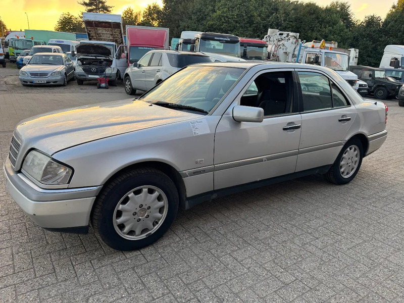 Mercedes-Benz C-Klasse **C180-PETROL-AC** - Sedan: foto 1 Mercedes-Benz C-Klasse **C180-PETROL-AC** - Sedan: foto 1