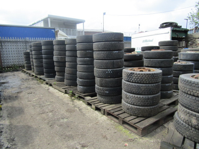 ISUZU N75 215/75/17.5 WHEELS AND TYRES 100 AVAILABLE FROM £50-100 - Neumático para Camión: foto 1 ISUZU N75 215/75/17.5 WHEELS AND TYRES 100 AVAILABLE FROM £50-100 - Neumático para Camión: foto 1