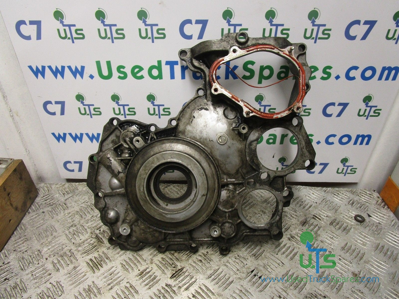 ISUZU NKR (4JJ1) OUTER TIMING COVER - Motor y piezas para Camión: foto 2 ISUZU NKR (4JJ1) OUTER TIMING COVER - Motor y piezas para Camión: foto 2