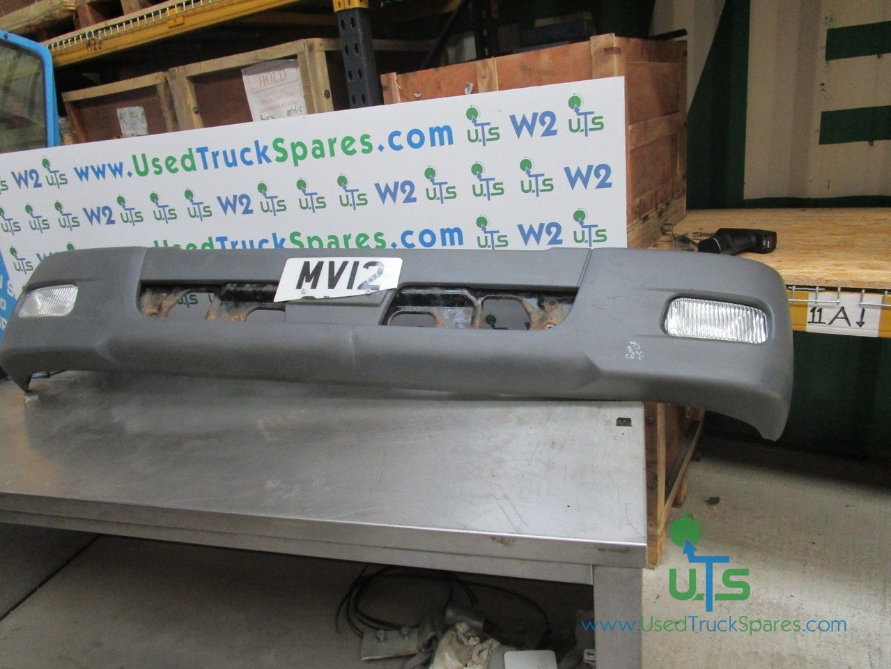 MITSUBISHI CANTER 75C FRONT BUMPER + FOG LIGHTS - Cabina e interior para Camión: foto 1 MITSUBISHI CANTER 75C FRONT BUMPER + FOG LIGHTS - Cabina e interior para Camión: foto 1
